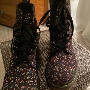 Docs… size 6, floral pattern. Not leather. Great pattern for spring. Worn twice